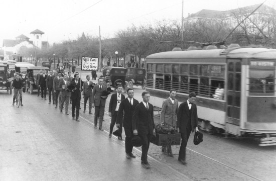 Pig Bellmont Funeral Procession.Jan 5 1923.2.