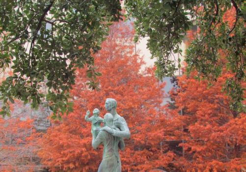 family-statue-mccombs-school-of-business
